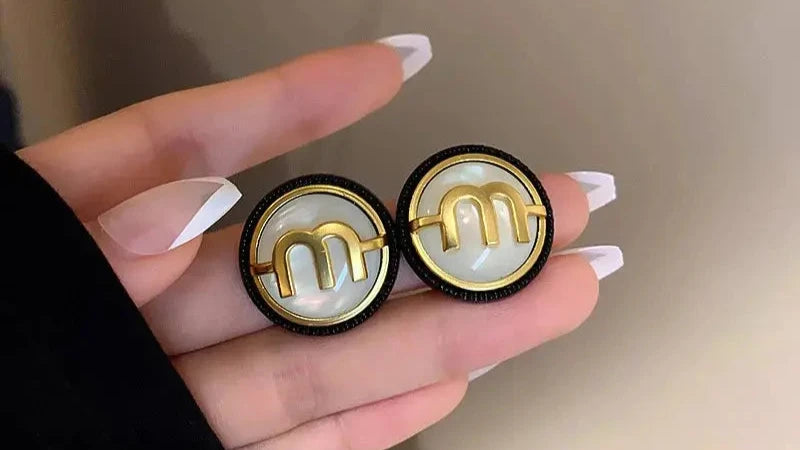 Korea New Design Simple Pearl Letter M Earrings Ear Studs for Adult Ladies 2022 New Luxury Pearl Handmade Letter Patter Jewelry Initiale