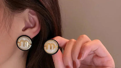 Korea New Design Simple Pearl Letter M Earrings Ear Studs for Adult Ladies 2022 New Luxury Pearl Handmade Letter Patter Jewelry Initiale